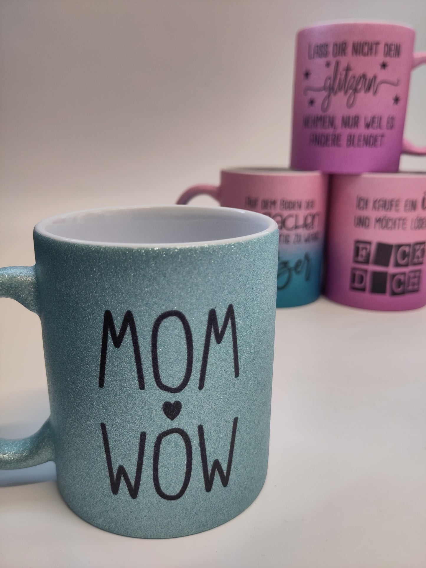 Glitzertasse im Überraschungs-Design