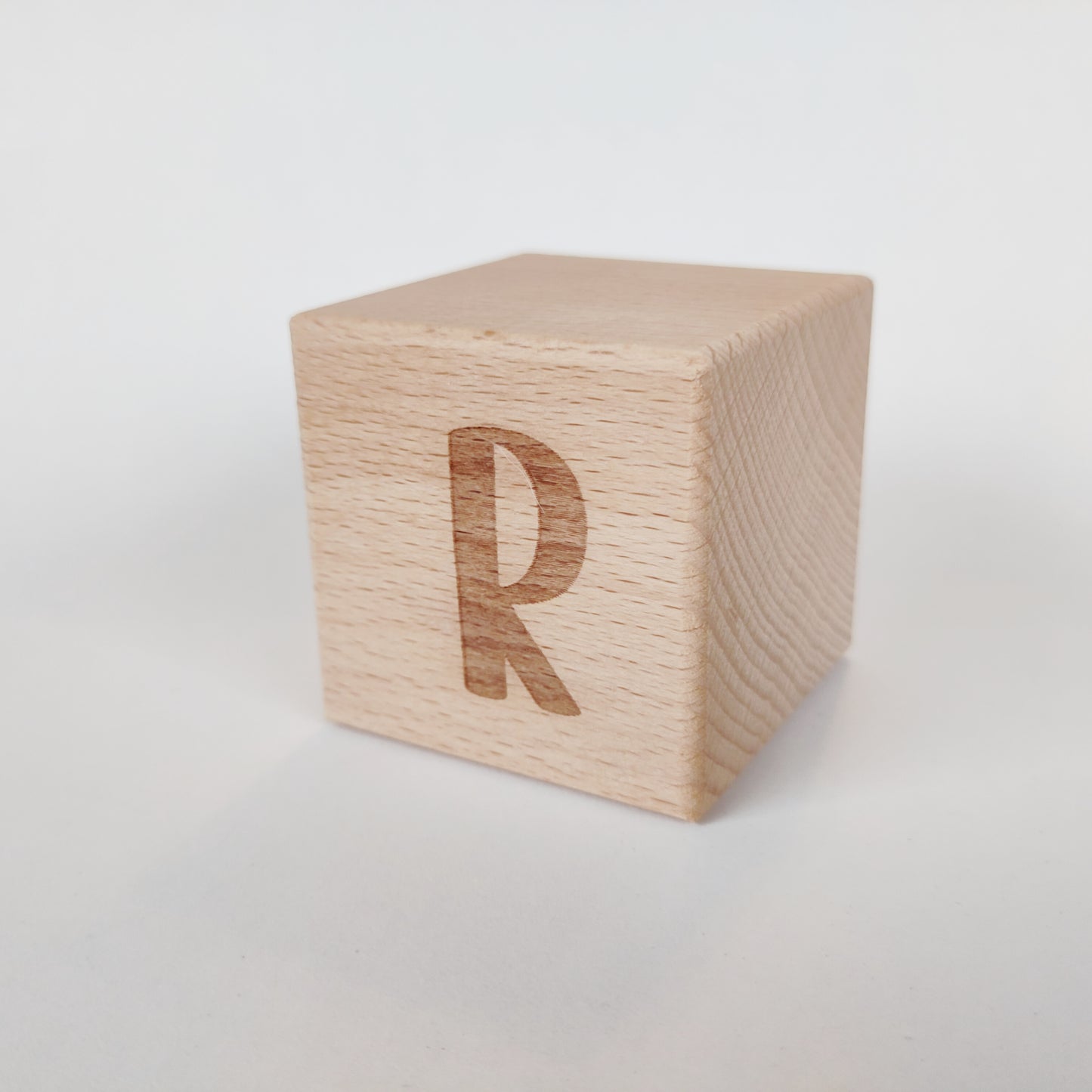 Holzwürfel mit Buchstabe
