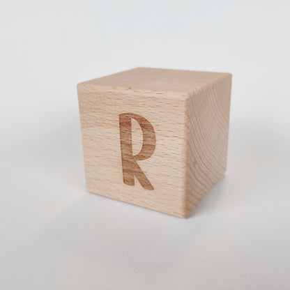Holzwürfel mit Buchstabe