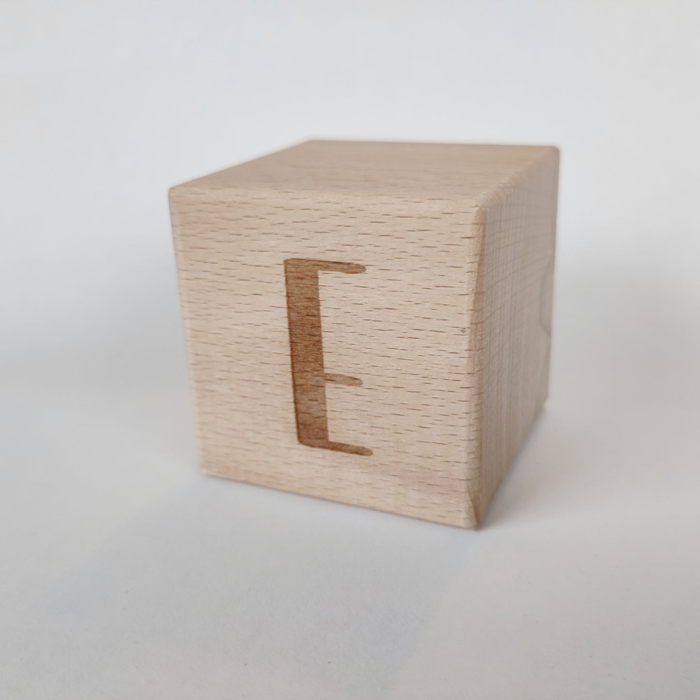 Holzwürfel mit Buchstabe