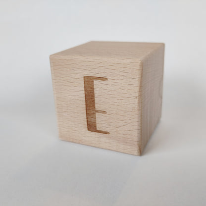 Holzwürfel mit Buchstabe