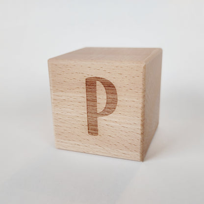 Holzwürfel mit Buchstabe