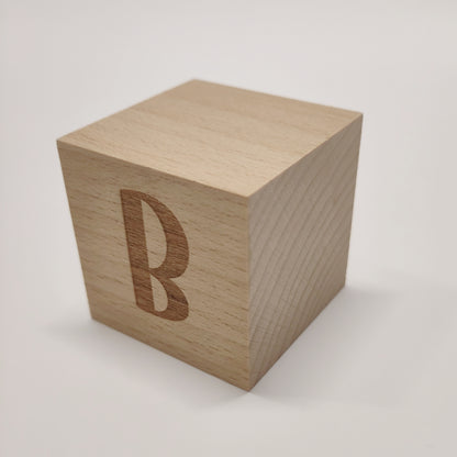 Holzwürfel mit Buchstabe