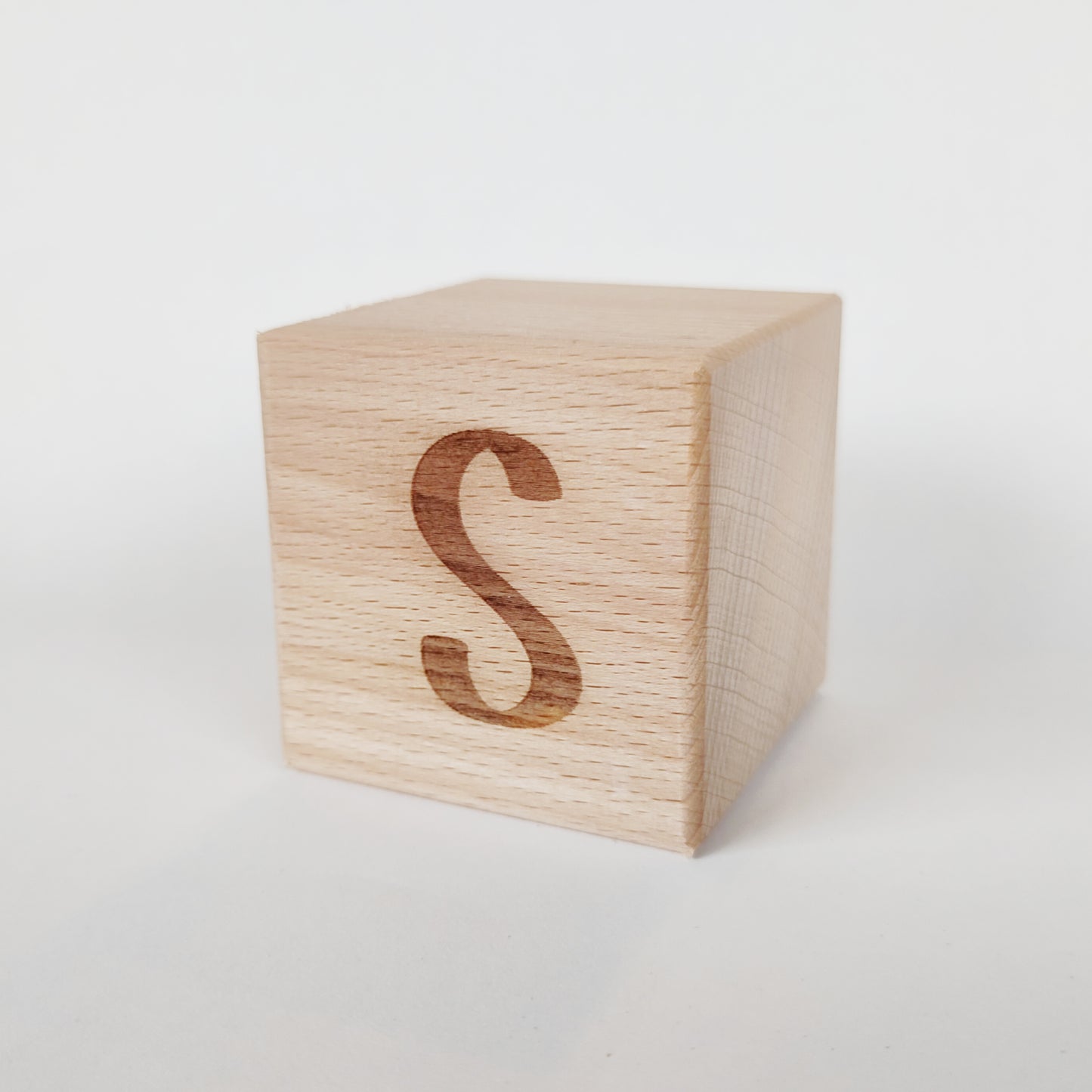Holzwürfel mit Buchstabe
