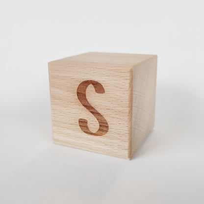 Holzwürfel mit Buchstabe