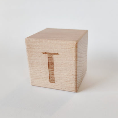 Holzwürfel mit Buchstabe
